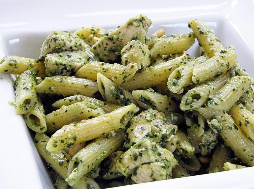 Mezze penne integrali con pesto di lenticchie e foglie di sedano -  Diversamentelatte